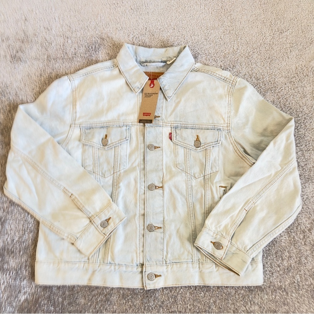 👉, Levi’s Ex-Boyfriend Trucker Denim Jacket Size L with Floral Embroidered Back.